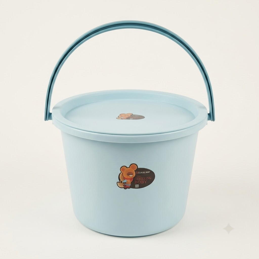 Plastic bucket with lid